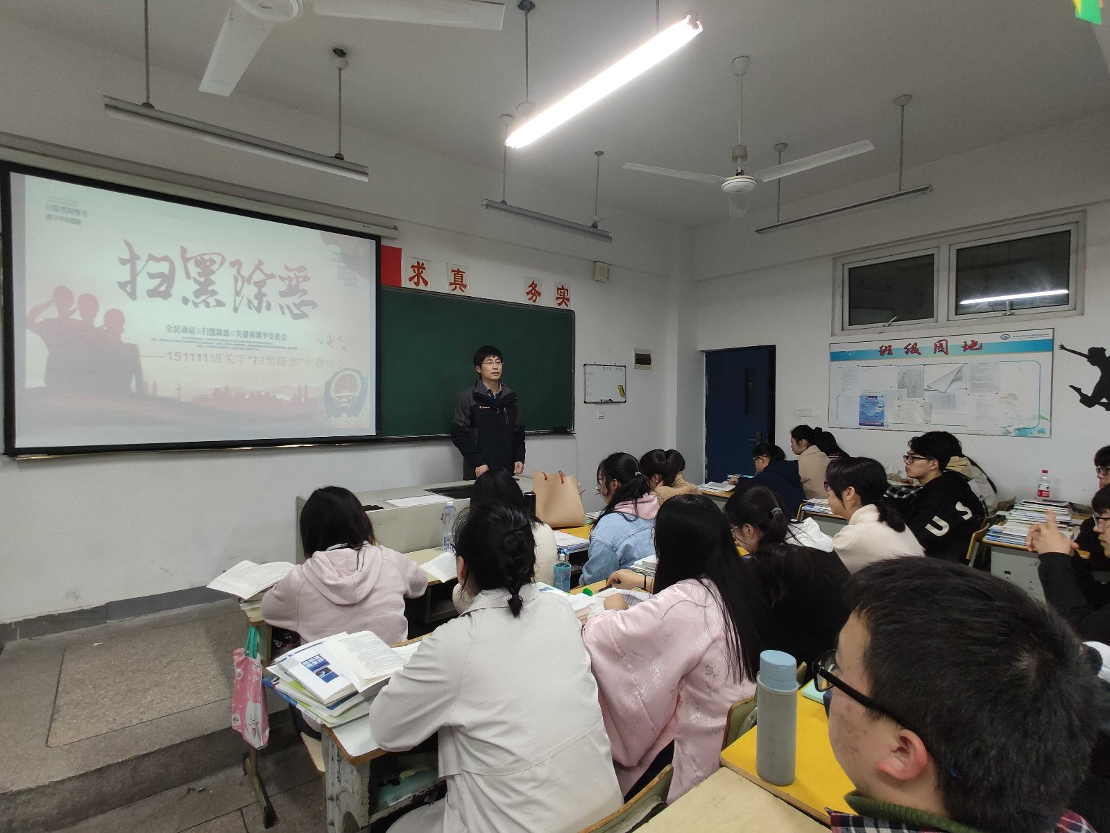 黨旗下的班級，船舶工程學院黨支部積極開展“黨員進班級”活動