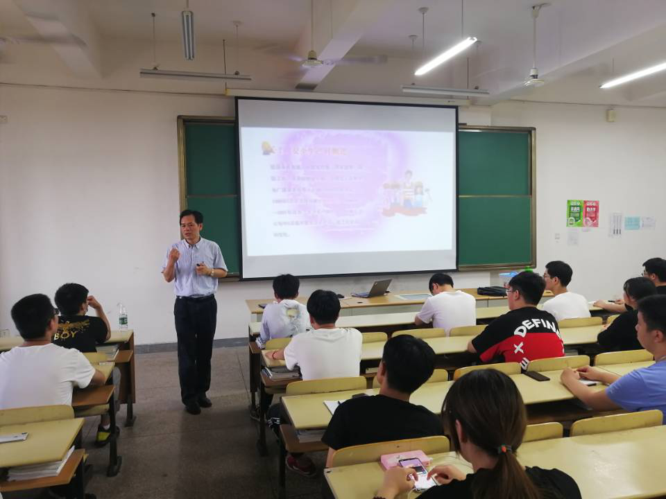 學校舉辦“安全生產月”班級安全員培訓