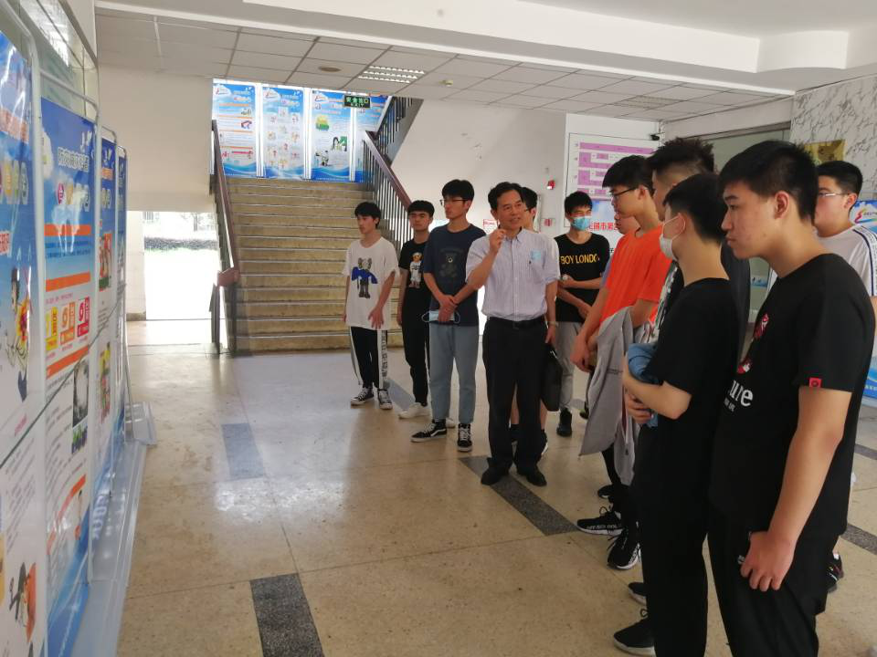 學(xué)校舉行“安全生產(chǎn)月”安全知識(shí)宣傳展