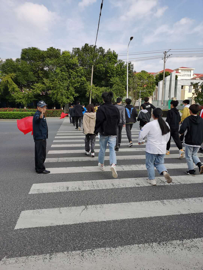 做好學(xué)生體檢的交通安全保障工作