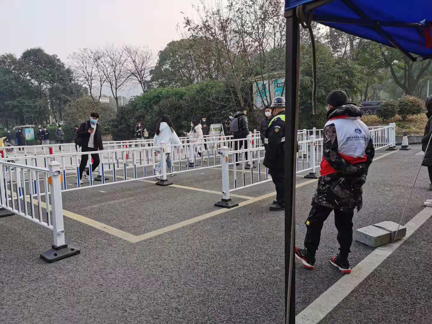 強化制度執(zhí)行，嚴(yán)把校園進(jìn)出關(guān)