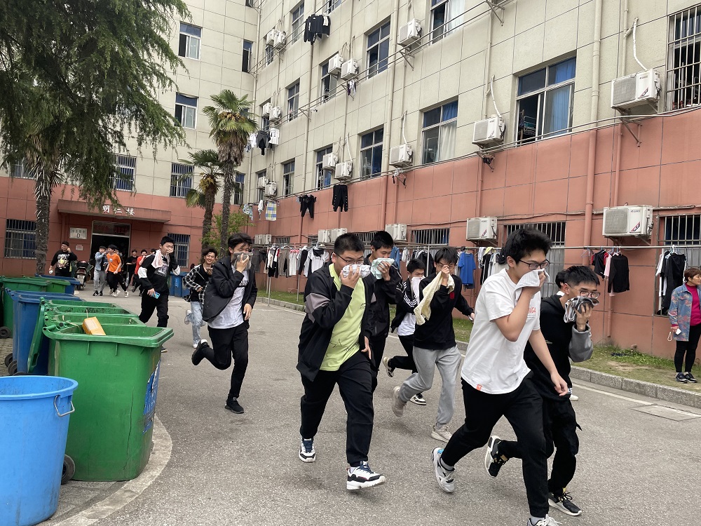 學校開展2021年校園應急避險疏散演練
