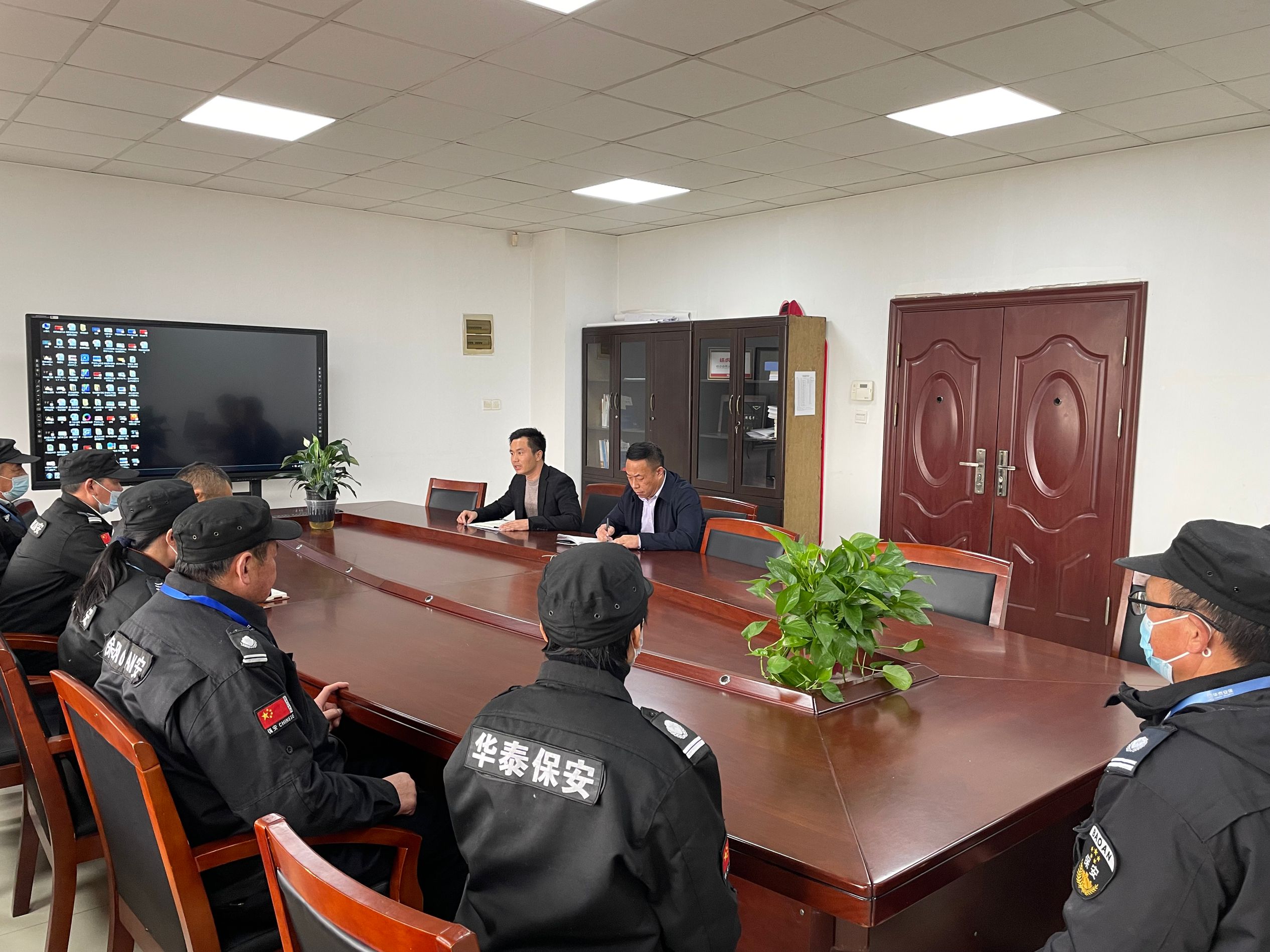 學(xué)校組織召開安保人員工作例會(huì)