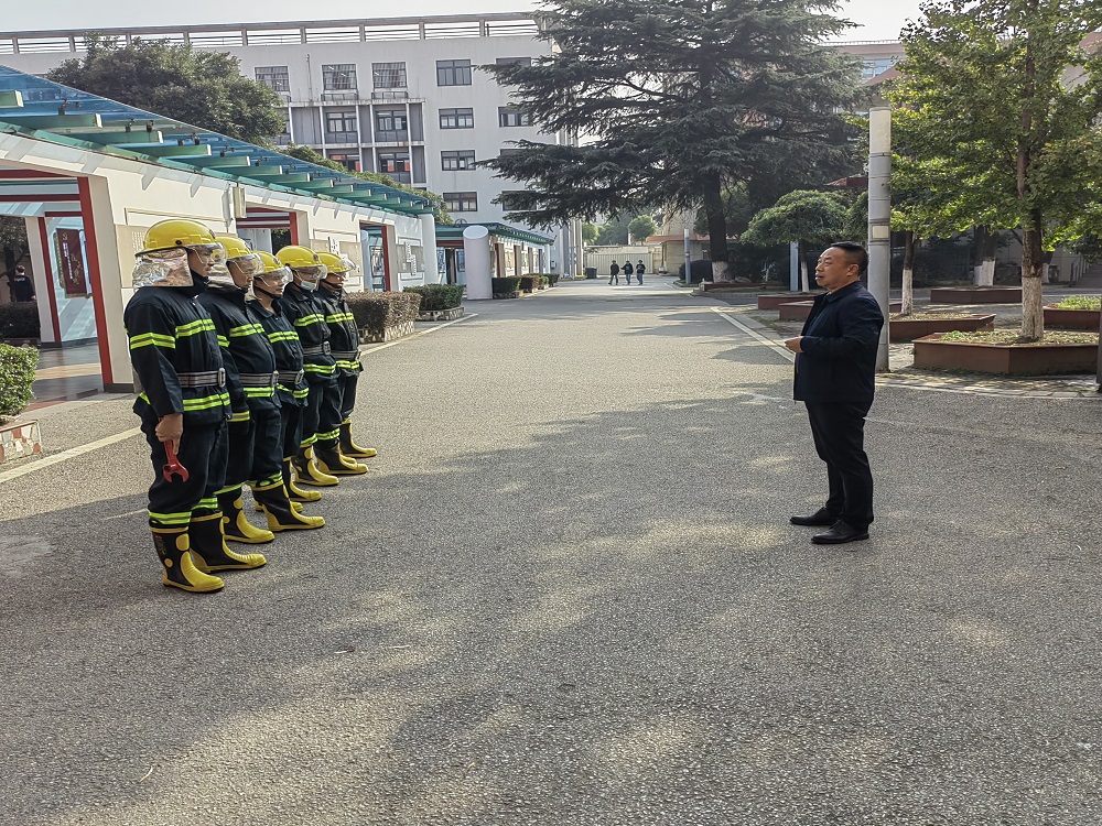 學校開展安保服務人員消防實戰(zhàn)演練