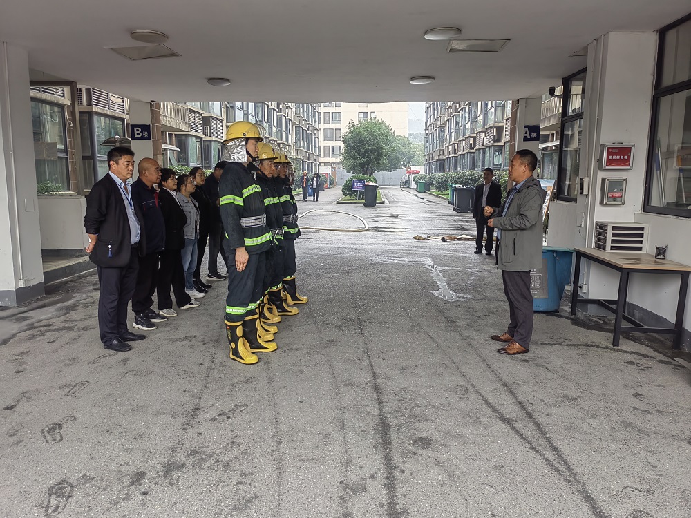 學(xué)校開展“11.9”安保、物業(yè)工作人員 消防應(yīng)急消防演練