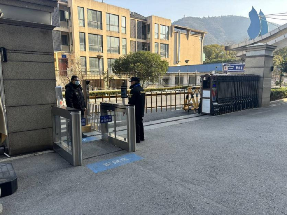 開展防暴演練，筑牢校園防線