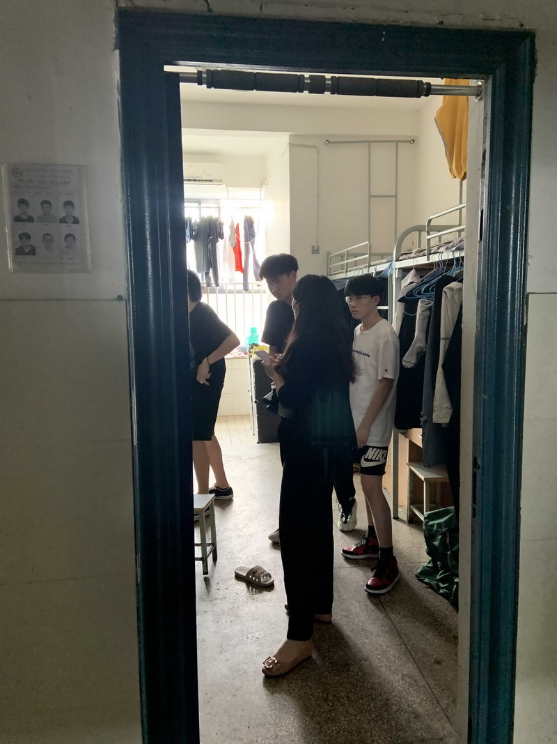 船舶工程學(xué)院班主任周例會進行宿舍巡察現(xiàn)場辦公