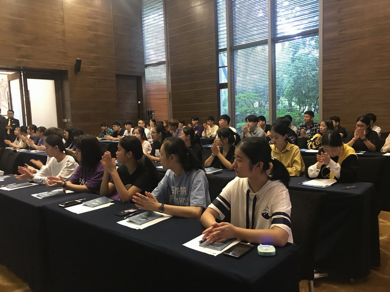 船舶工程學(xué)院2018級航空服務(wù)專業(yè)學(xué)生 參加“現(xiàn)代學(xué)徒制”入職儀式