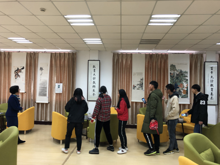 船舶學(xué)院學(xué)生參觀校友書(shū)畫(huà)展