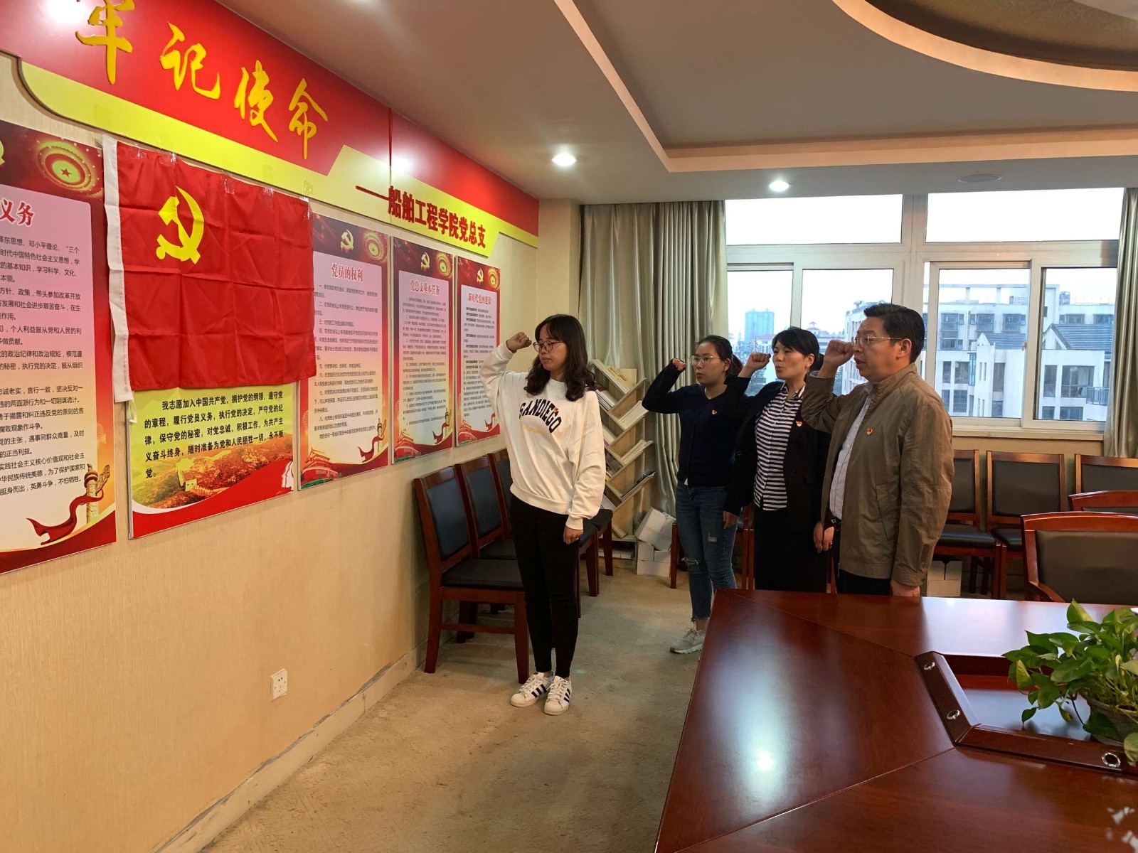 駕機(jī)教研室黨支部開展“不忘初心、牢記使命”主題教育
