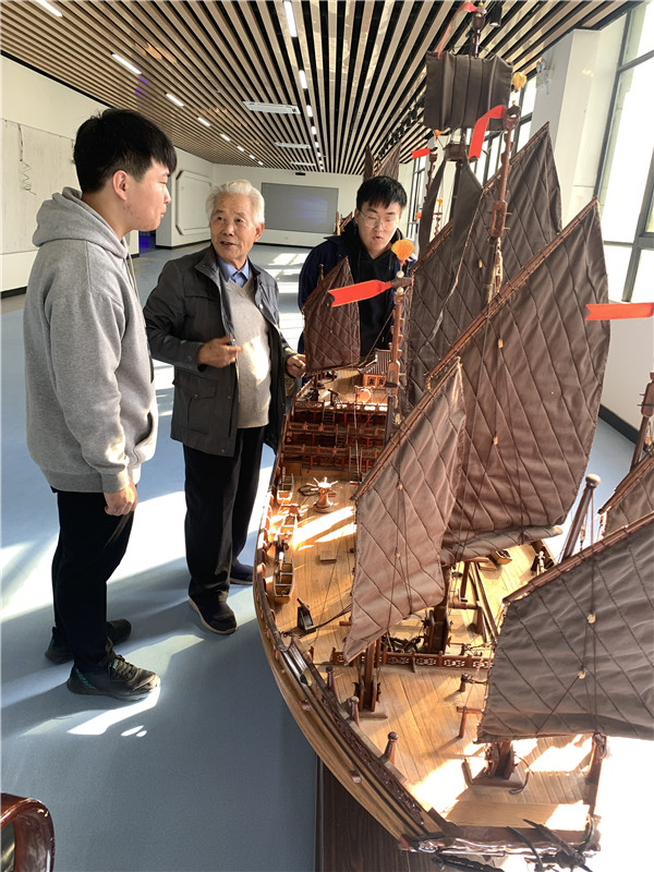 古船文化研究中心對(duì)船文化館中的古船模進(jìn)行修復(fù)