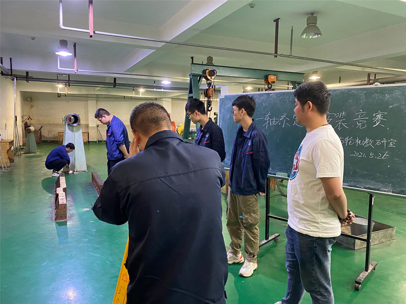 船舶工程學(xué)院舉辦“主機軸系定位安裝競賽”