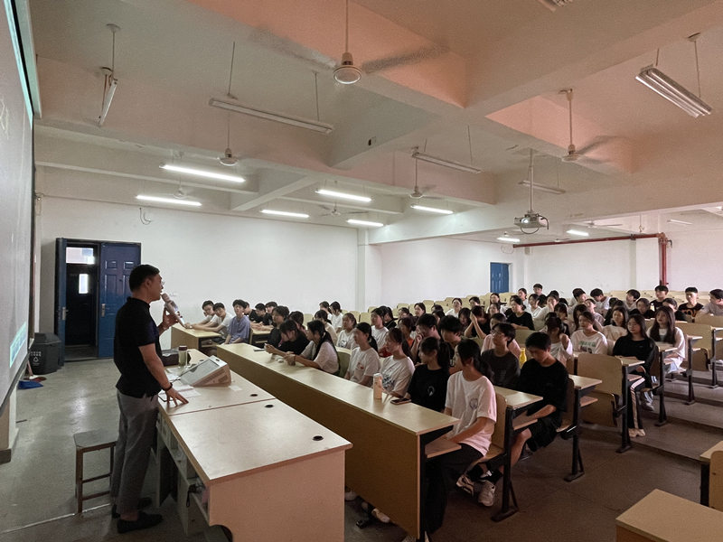 船舶工程學(xué)院開展院級講座活動