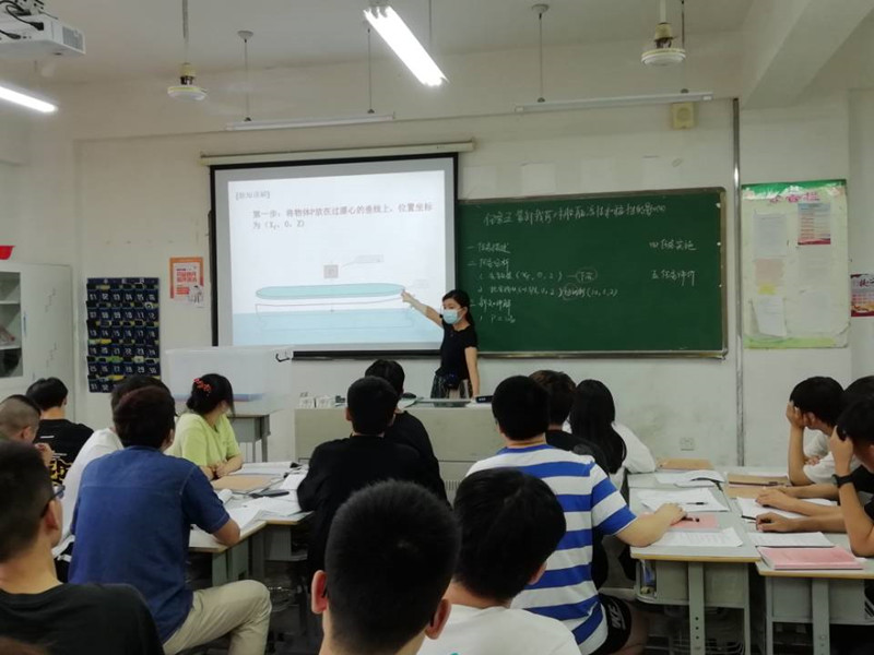 船舶工程學(xué)院開展校級公開課評議活動