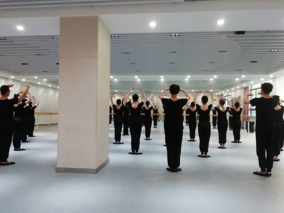 船舶工程學院開展校級公開課評議活動  ——楊格格老師講《芭蕾基本手型與手位》