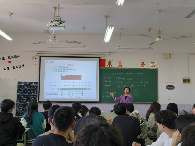 船舶工程學(xué)院開(kāi)展校級(jí)公開(kāi)課評(píng)議活動(dòng)