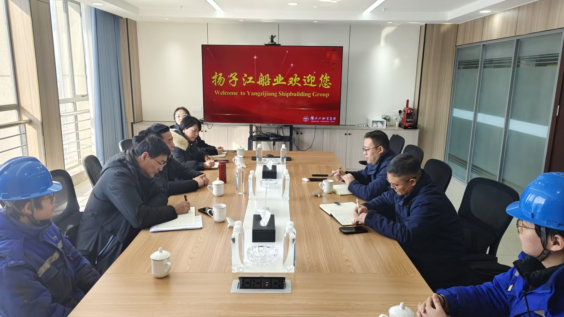 船舶工程學(xué)院領(lǐng)導(dǎo)赴江蘇新?lián)P子造船有限公司洽談“訂單班”合作并看望實(shí)習(xí)學(xué)生