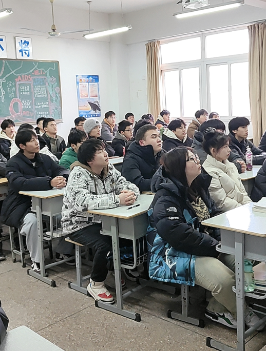 財務(wù)處黨支部開展“黨員進班級”活動