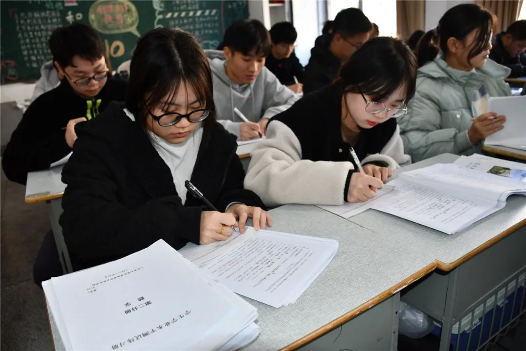 學(xué)校緊鑼密鼓地做好學(xué)業(yè)水平考試復(fù)習(xí)準(zhǔn)備工作