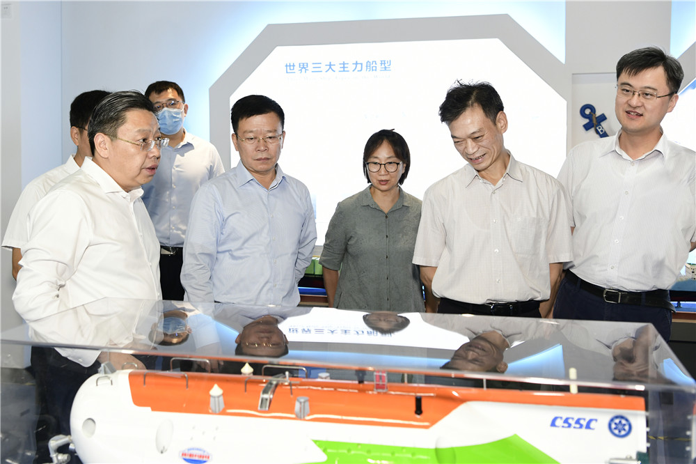 江蘇省政協(xié)副主席、民建省委主委、省職教社主任洪慧民一行來(lái)校調(diào)研指導(dǎo)工作