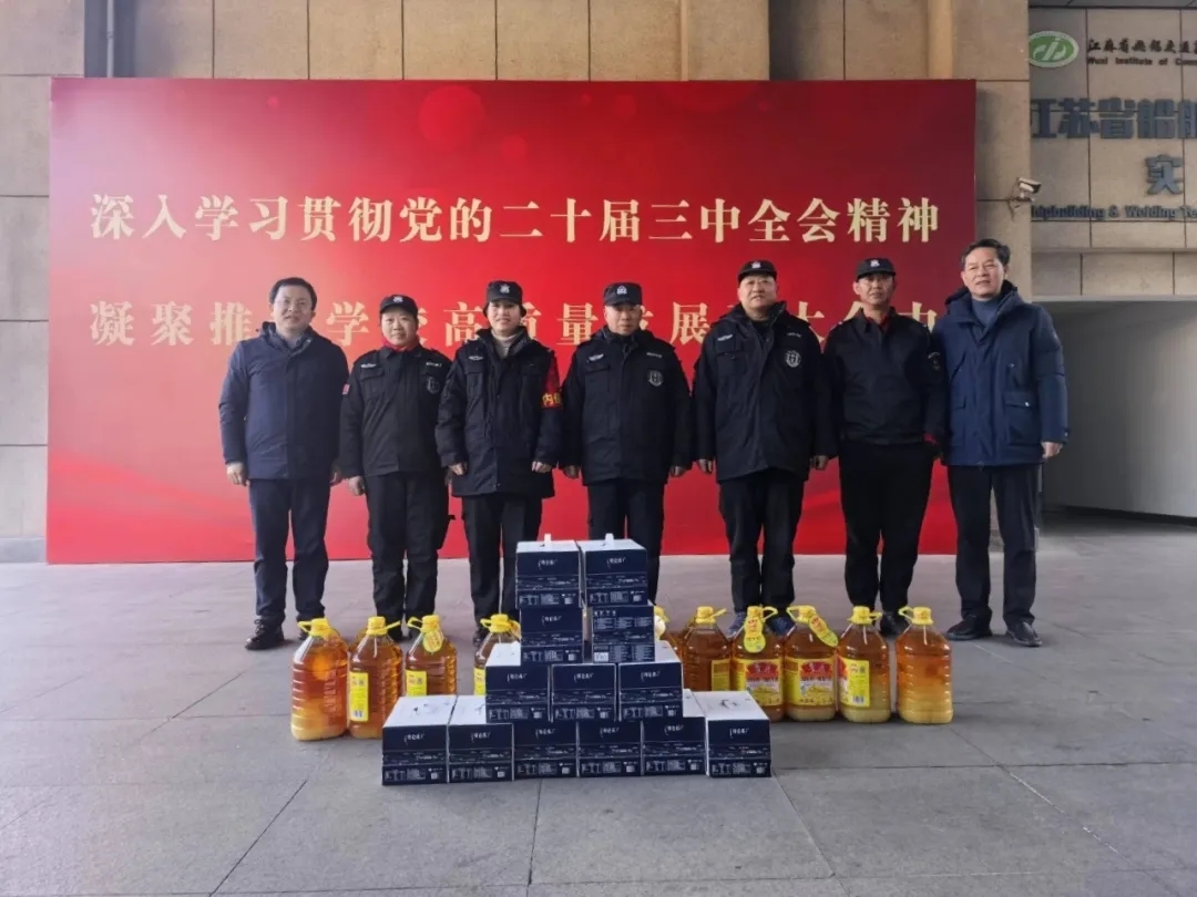 校領(lǐng)導(dǎo)看望慰問春節(jié)校園值班值守人員