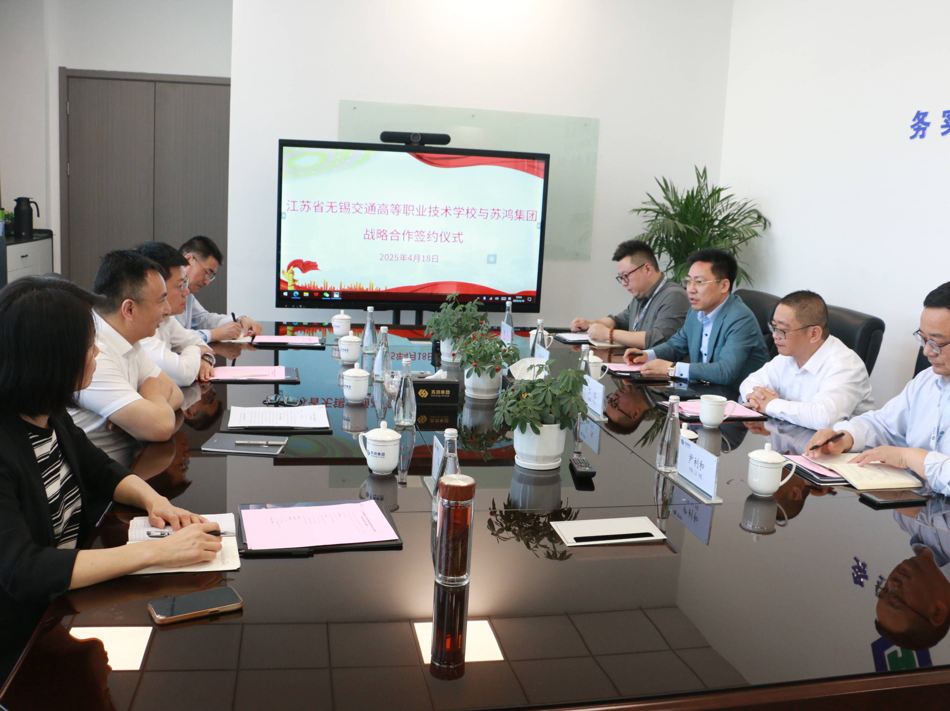學校與蘇鴻集團簽約共育船舶焊工高技能人才?