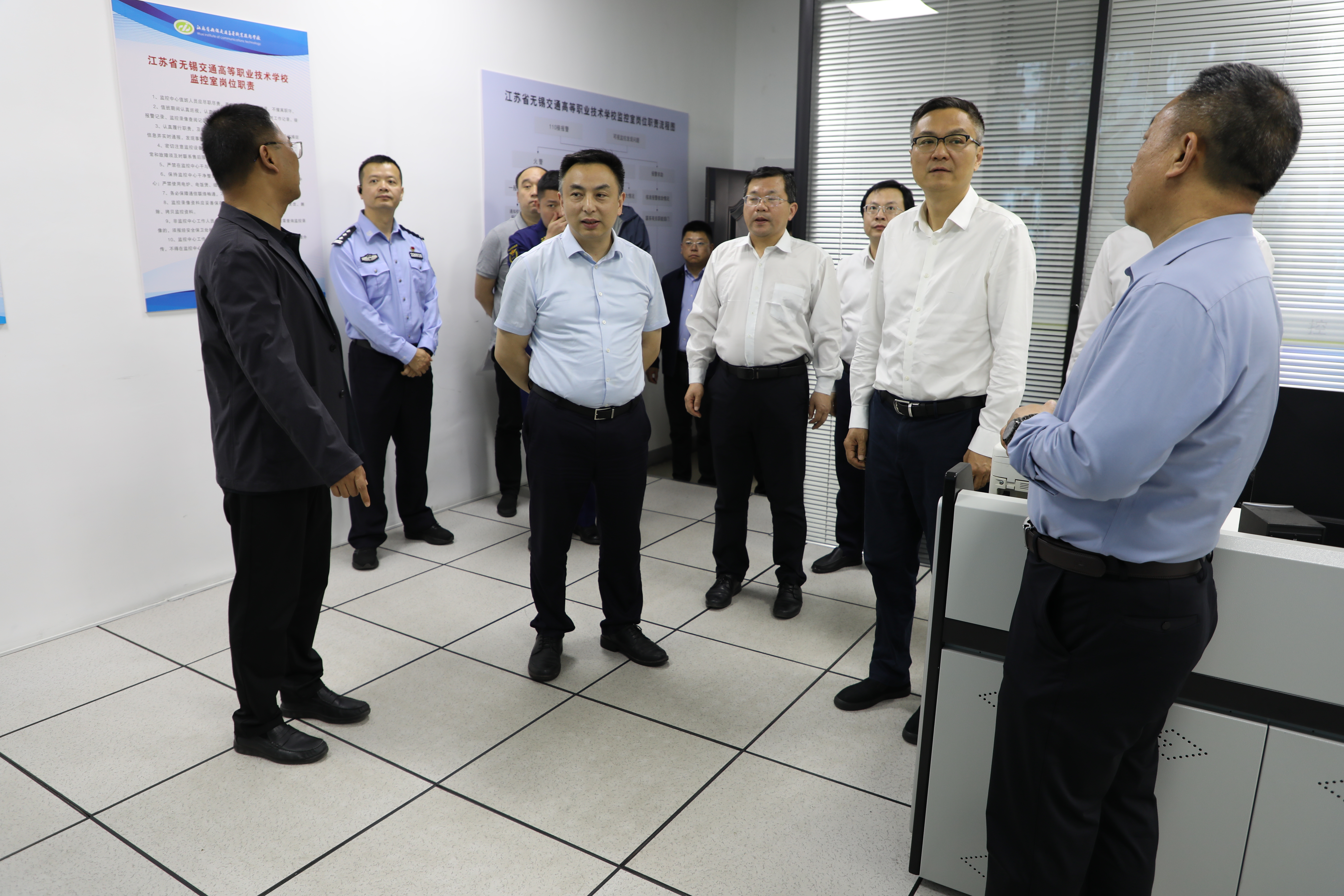 濱湖區(qū)委領(lǐng)導(dǎo)蒞臨我校指導(dǎo)校園安全工作