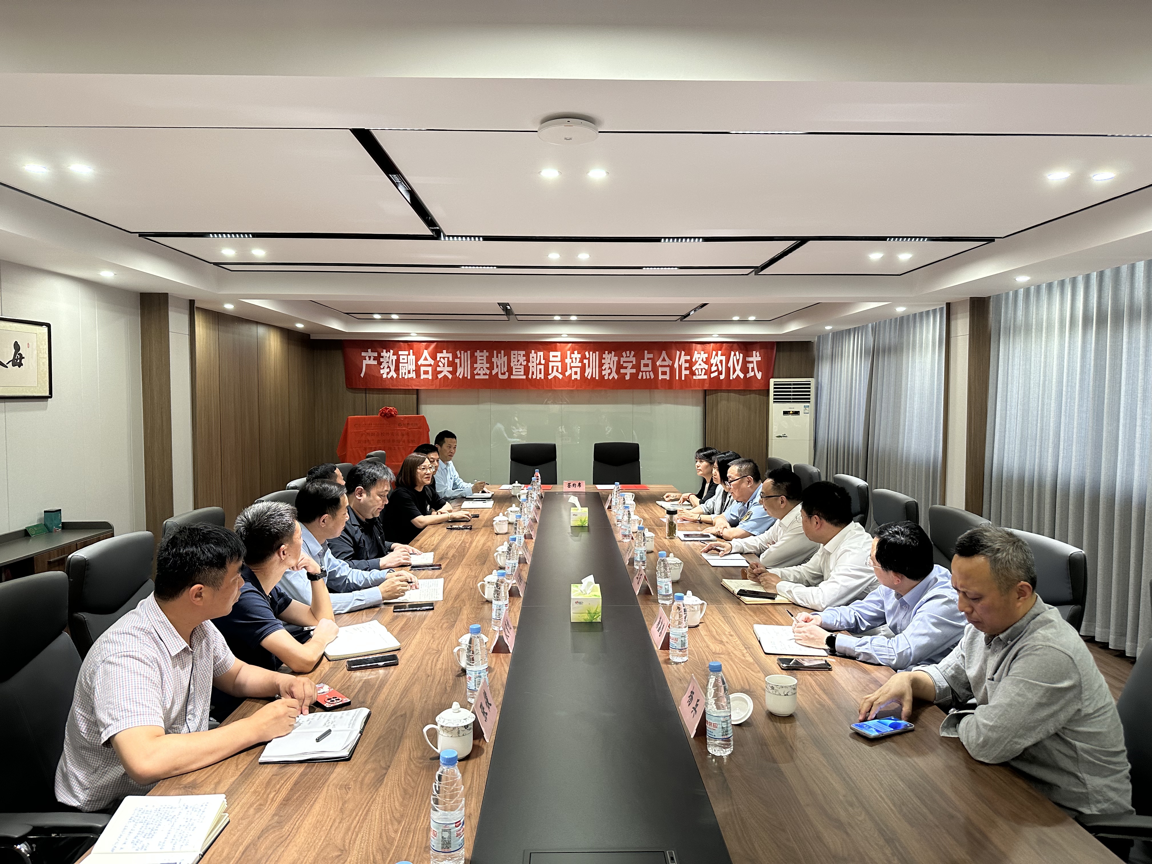 學(xué)校與江蘇長(zhǎng)博集團(tuán)共建產(chǎn)教融合實(shí)訓(xùn)基地暨船員培訓(xùn)教學(xué)點(diǎn)簽約儀式在江陰舉行