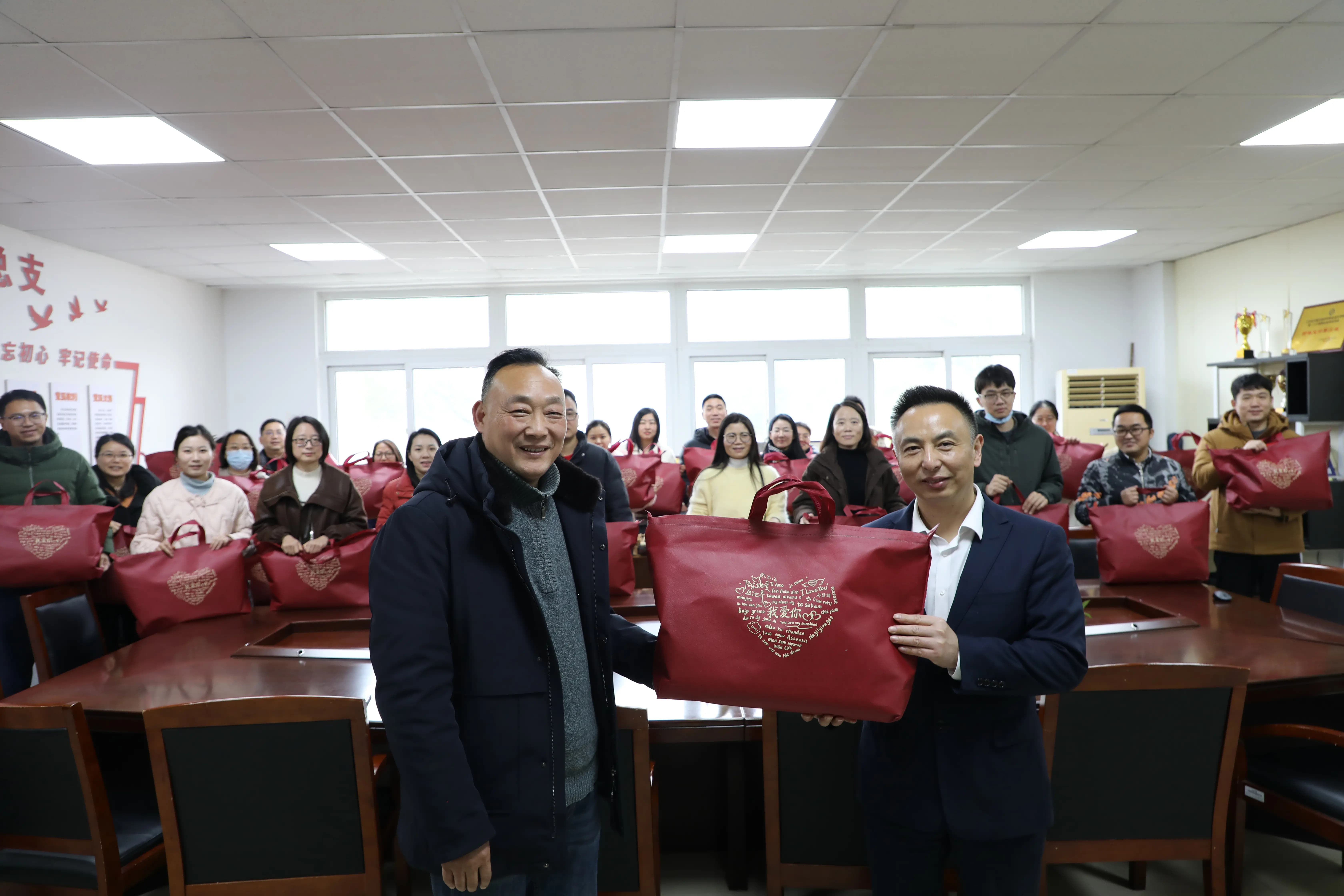 校領(lǐng)導(dǎo)走訪慰問(wèn)教職工