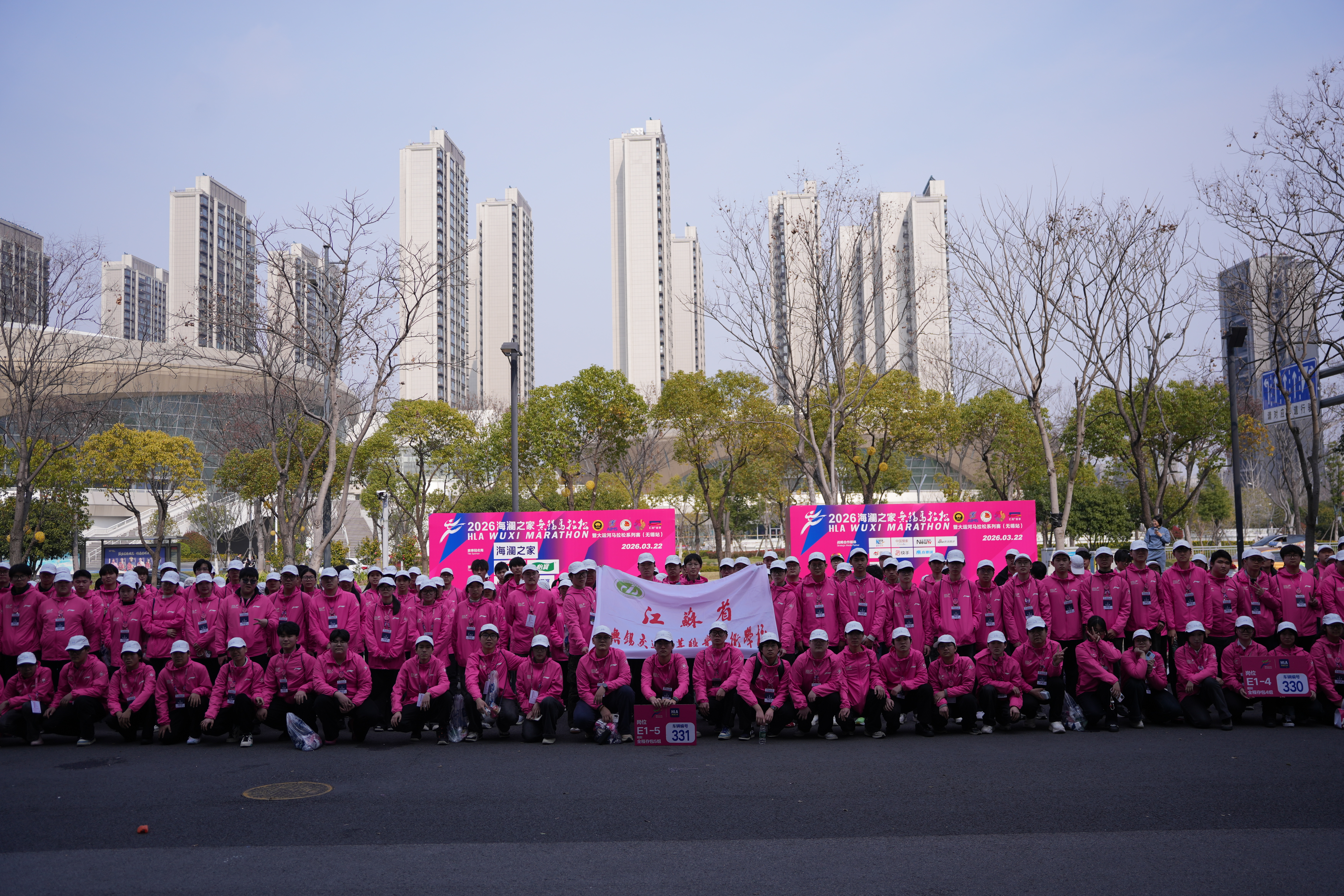 學(xué)校學(xué)生志愿者圓滿完成2026無(wú)錫馬拉松志愿服務(wù)工作