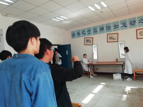 我校開展青少年近視調(diào)查