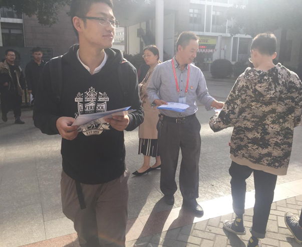 學校開展“不忘初心、牢記使命”衛(wèi)生與健康宣傳義診活動