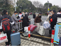 春季開學(xué)入學(xué)報(bào)到防疫工作井井有條