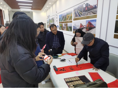 學(xué)校舉行2024迎新年教職工“摜蛋”比賽