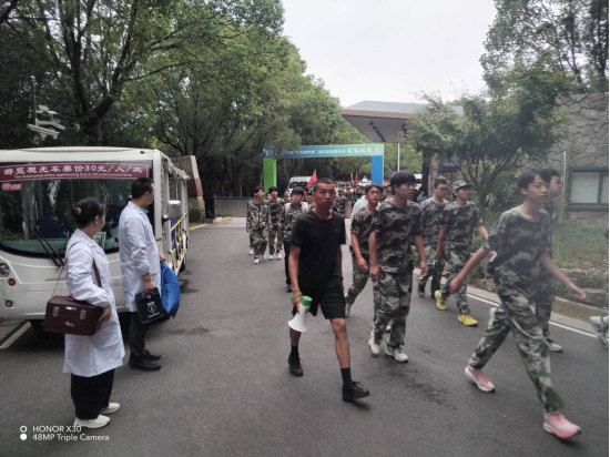校醫(yī)務(wù)站保駕護(hù)航2025級(jí)新生軍訓(xùn)野外拉練