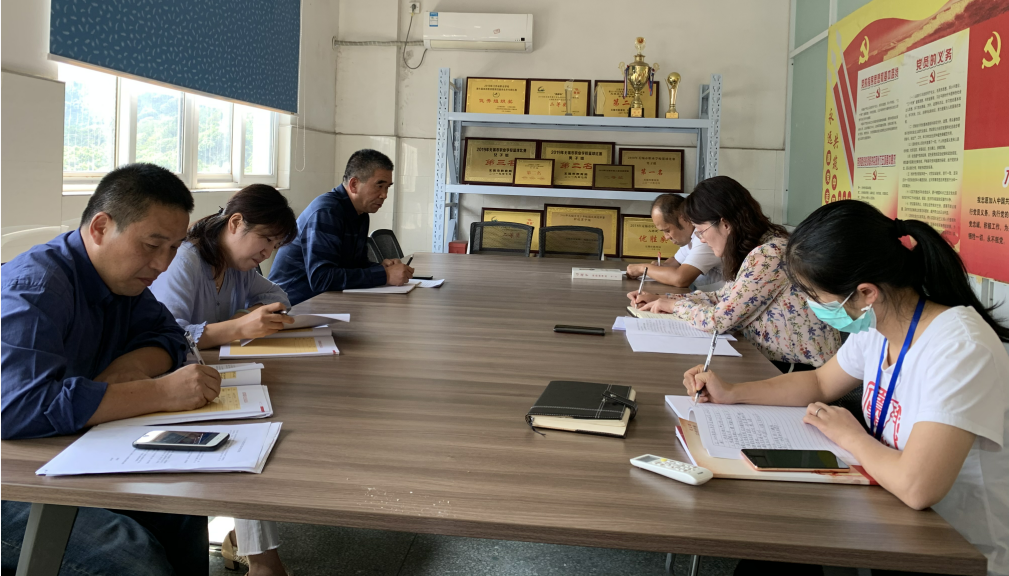 基礎(chǔ)教學(xué)部黨總支召開意識形態(tài)專題研討會