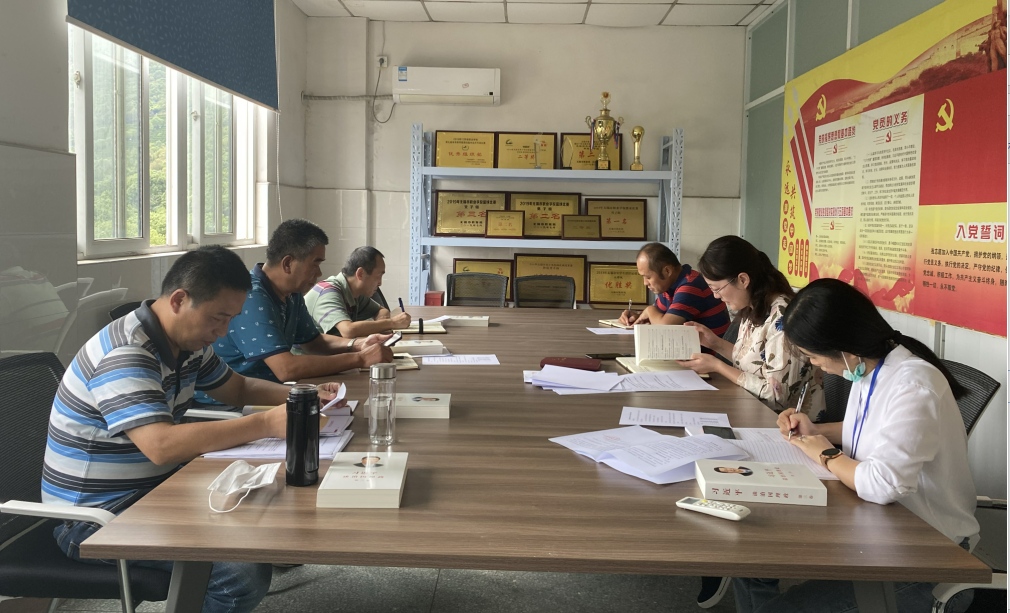 基礎(chǔ)教學(xué)部黨總支中心組召開全面從嚴(yán)治黨專題會
