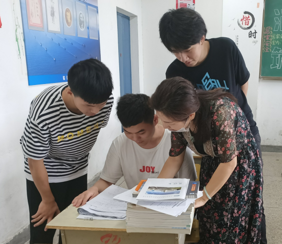 基礎教學部教師積極迎戰(zhàn)學測、期末復習工作