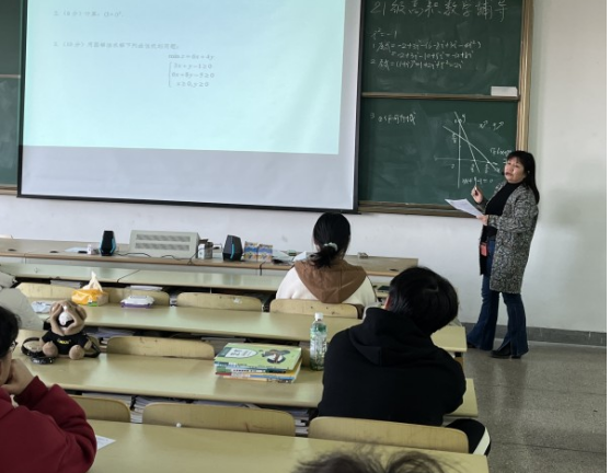 數(shù)學(xué)教研室開展輔導(dǎo)活動(dòng)