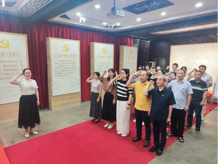 基礎(chǔ)教學部全體黨員瞻仰無錫第一支部黨建基地