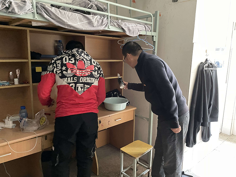 機(jī)電學(xué)院領(lǐng)導(dǎo)對學(xué)生宿舍進(jìn)行安全衛(wèi)生檢查