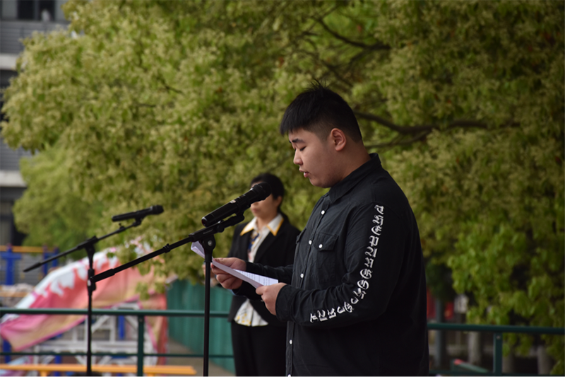 機(jī)電工程學(xué)院全體師生參加升國旗主題教育活動