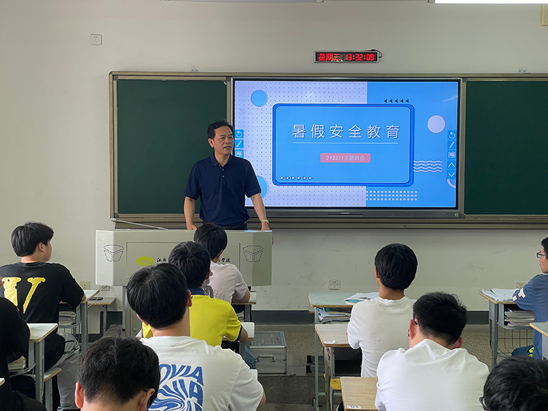 耿興華副校長(zhǎng)走進(jìn)機(jī)電工程學(xué)院開(kāi)展“黨員進(jìn)班級(jí)”活動(dòng)