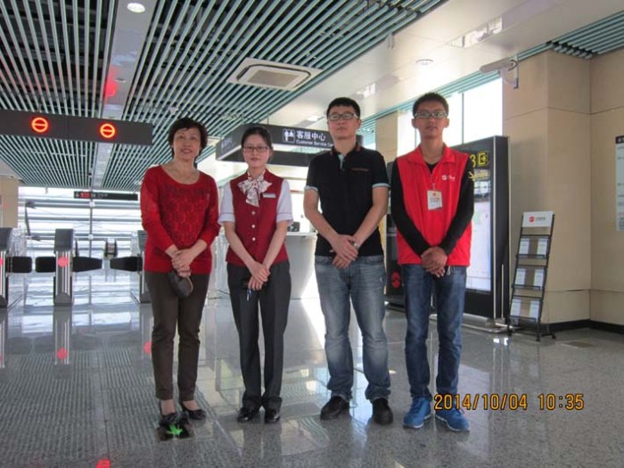 校團(tuán)委慰問交通工程系國慶節(jié)地鐵志愿者