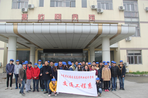 關(guān)愛老人、心系社會，積極踐行雷鋒精神
