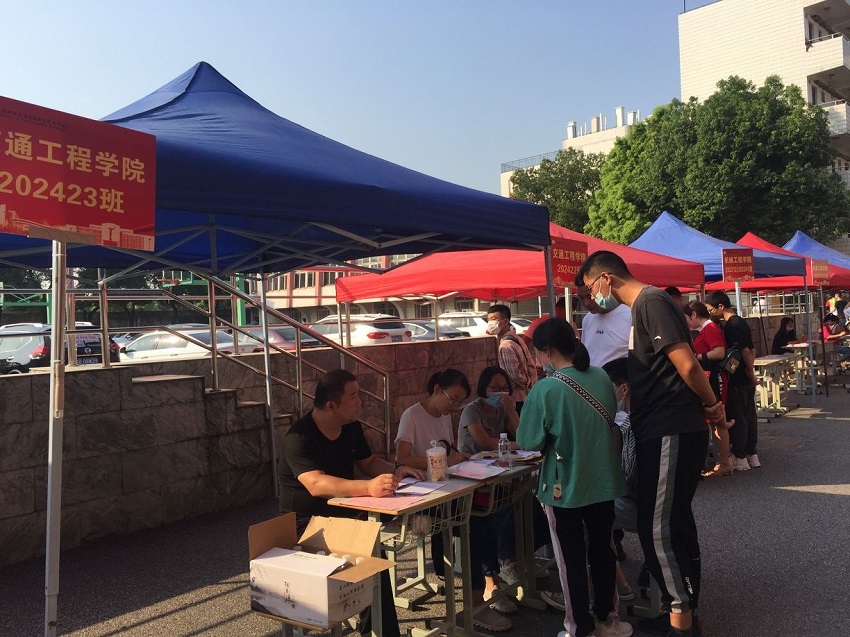 新夢(mèng)想，新起航 —記交通工程學(xué)院迎新報(bào)到活動(dòng)