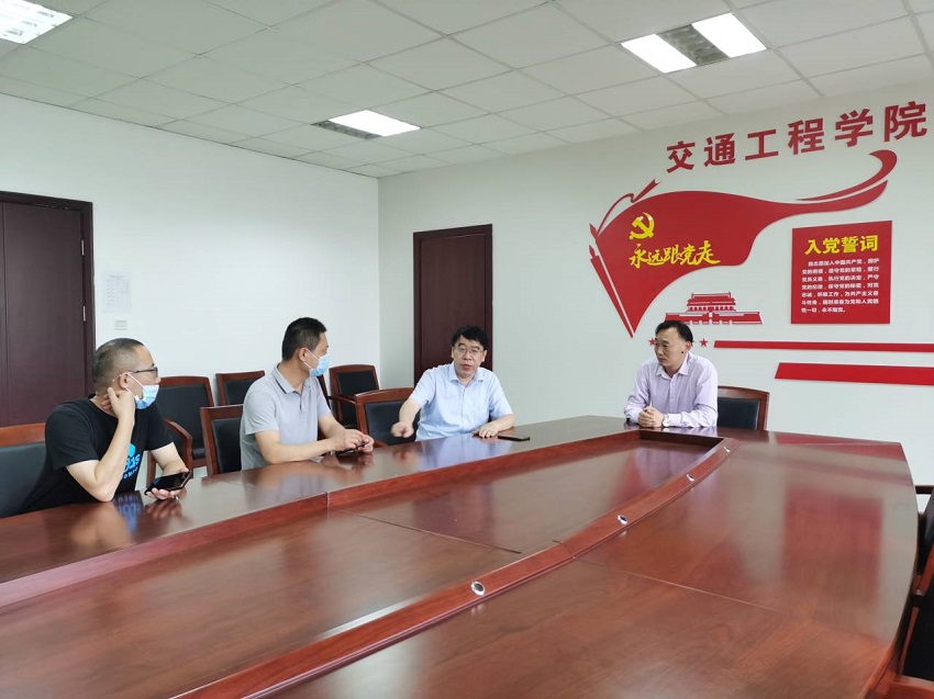 交通工程學(xué)院接待學(xué)生家長來校參觀