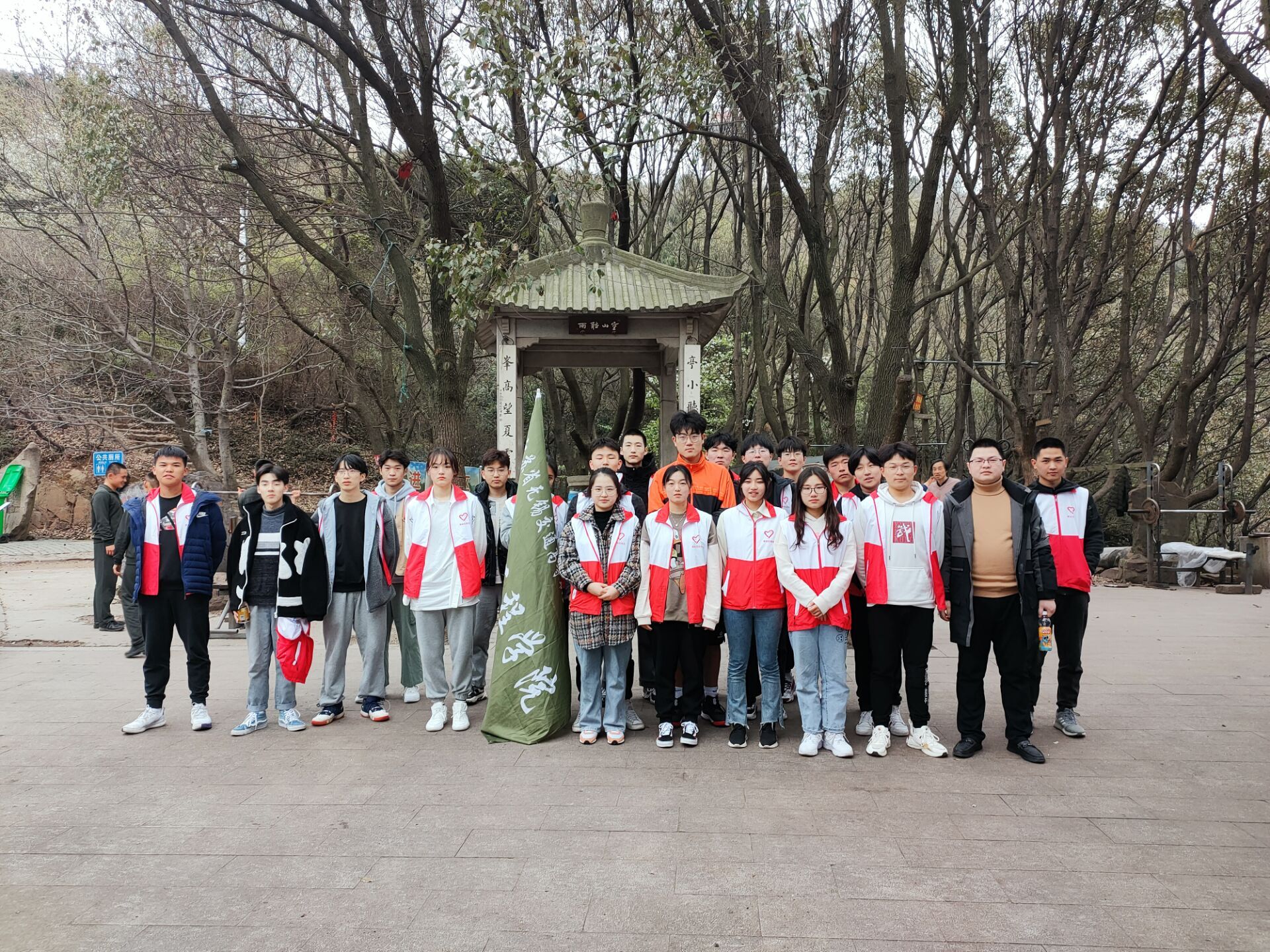 “青春心向黨 志愿新建功”志愿服務(wù)主題月活動(dòng)--交通工程學(xué)院在惠山森林公園開(kāi)展清理垃圾雜物行動(dòng)
