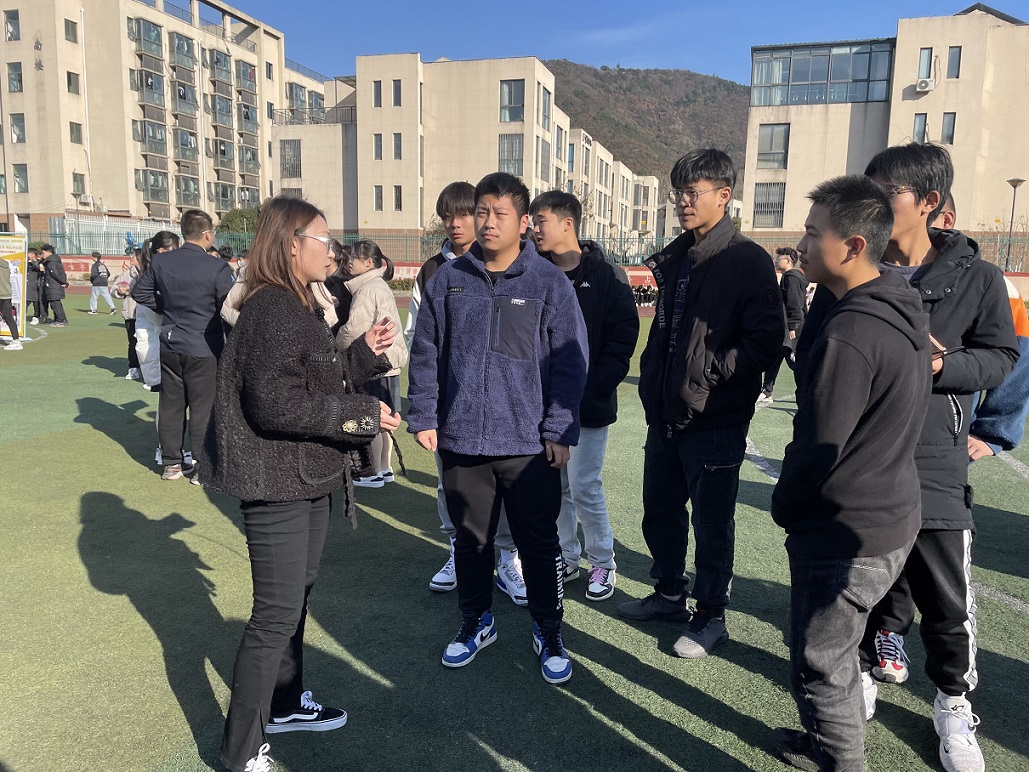 交通工程學院21級“中新直通班”成功舉辦“英語角”活動