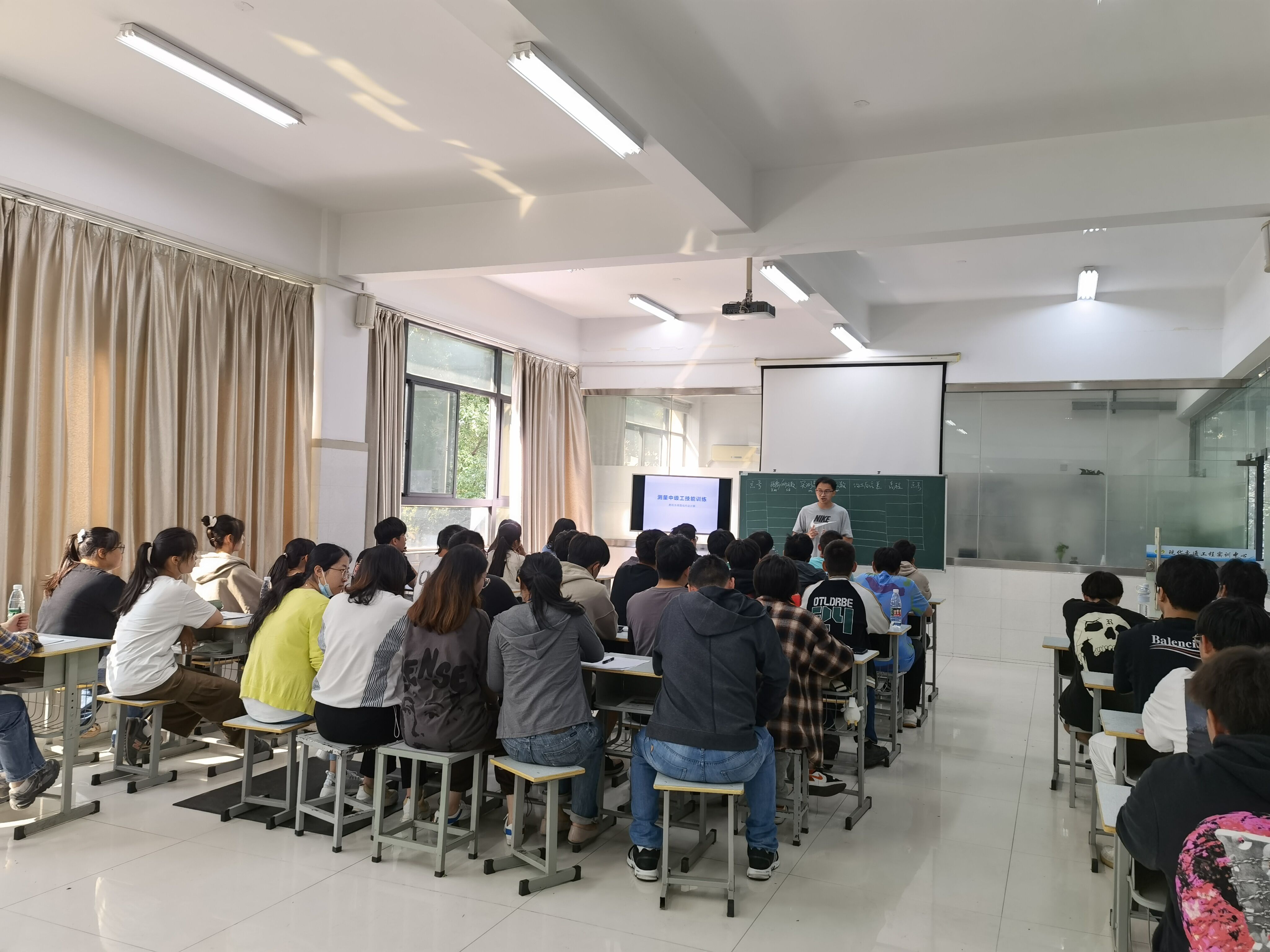 交通工程學(xué)院開展院級公開課活動(dòng) ——袁先明老師講《附合水準(zhǔn)路線內(nèi)業(yè)計(jì)算》